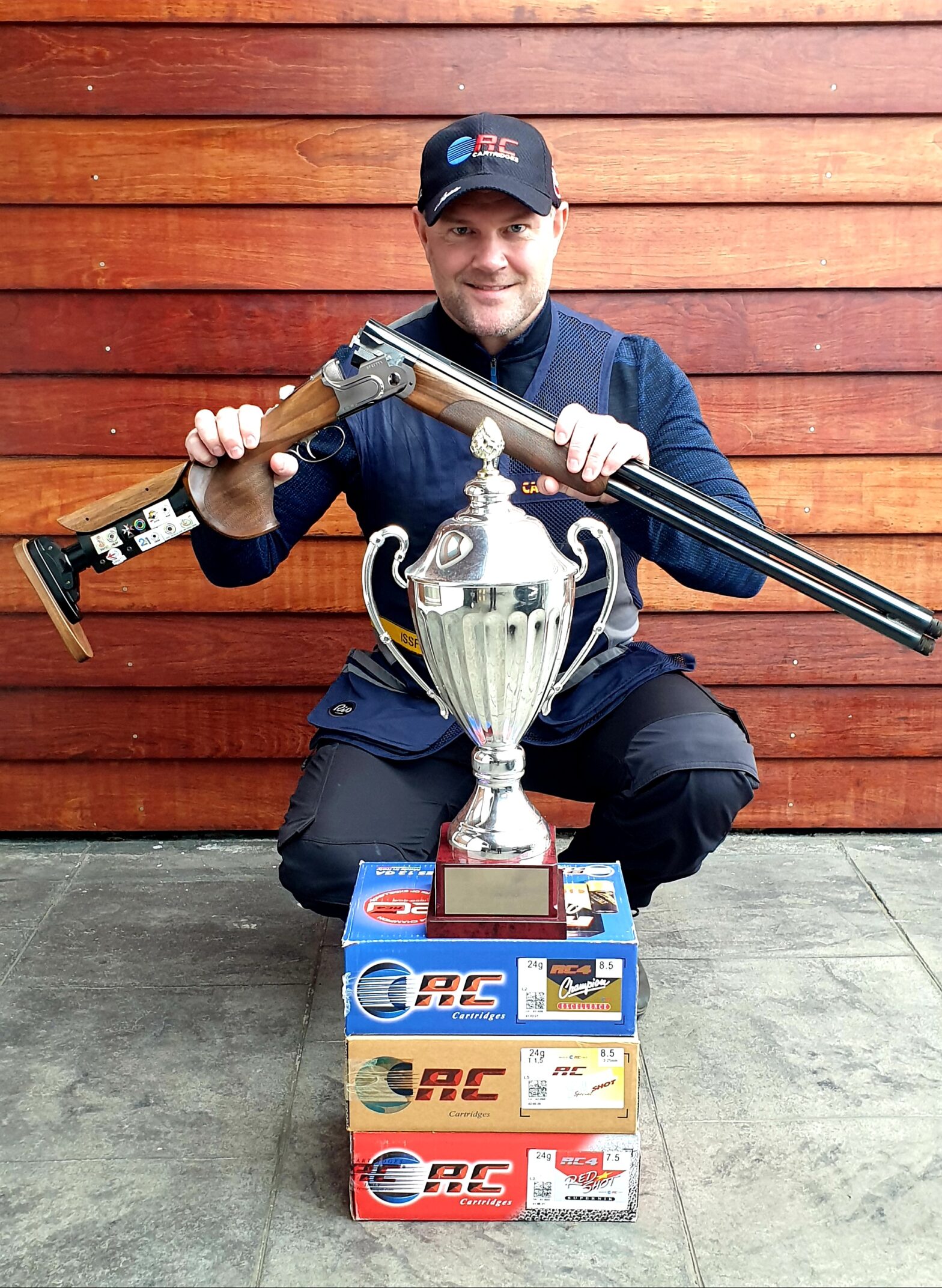 Stefán með verlaunin frá byssum.is